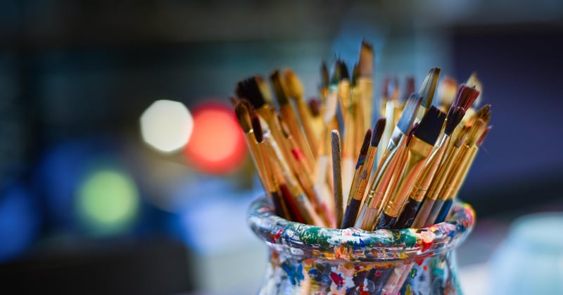 Protéger une table pour un atelier créatif familial