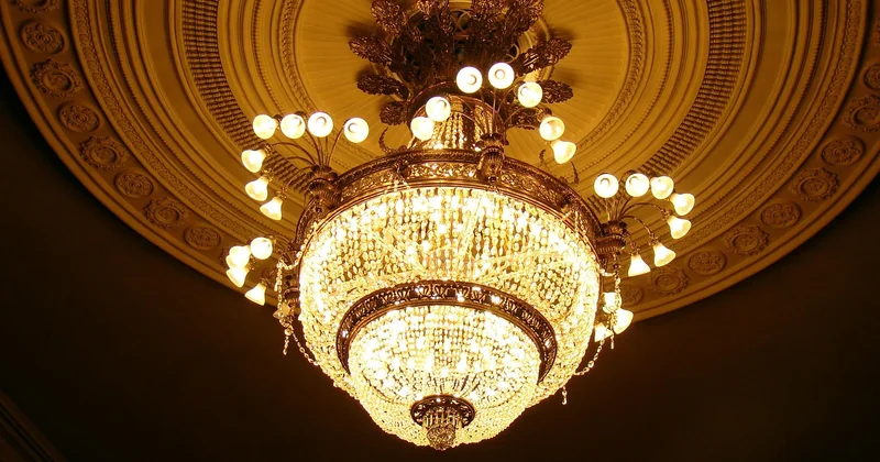 Comment fixer un lustre lourd au plafond